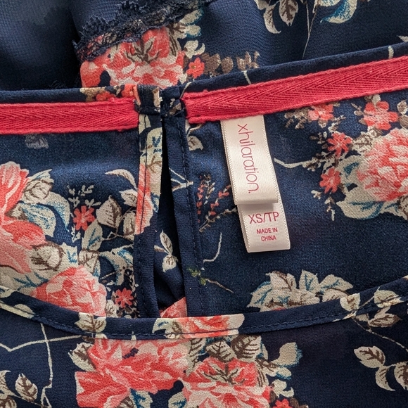 Beautiful flower print blouse top - Picture 10 of 11